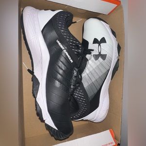 Brand New !! Under Armour Tennis Shoes, big kids sneakers